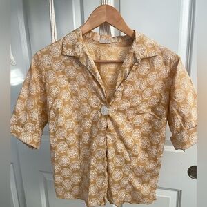 Adorable VINTAGE 1970s Short Sleeved Golden Yelllow Medallion Blouse M